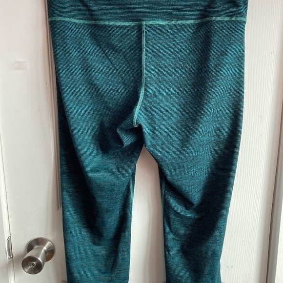 OLD NAVY ACTIVE CROPPED LEGGINGS SIZE LARGE - Picture 4 of 6